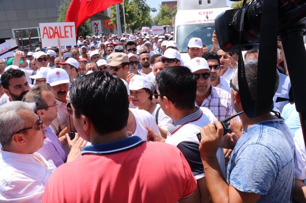 Adalet yürüyüşünde yasa dışı slogana polis müdahalesi