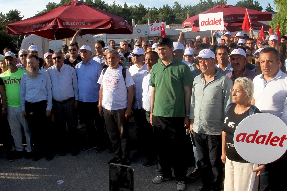 CHP’nin ‘Adalet Yürüyüşü’nde ’duran adam’ eylemi