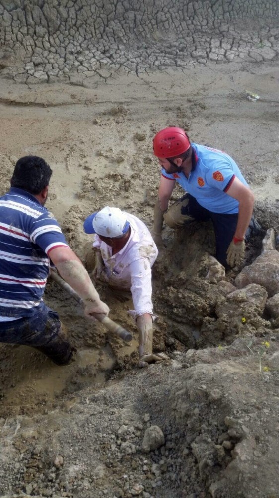 Hayvanlarını kurtarmak isterken kendisi de çamura battı