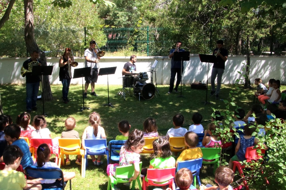 Çocuklar müzik aletleriyle tanıştı