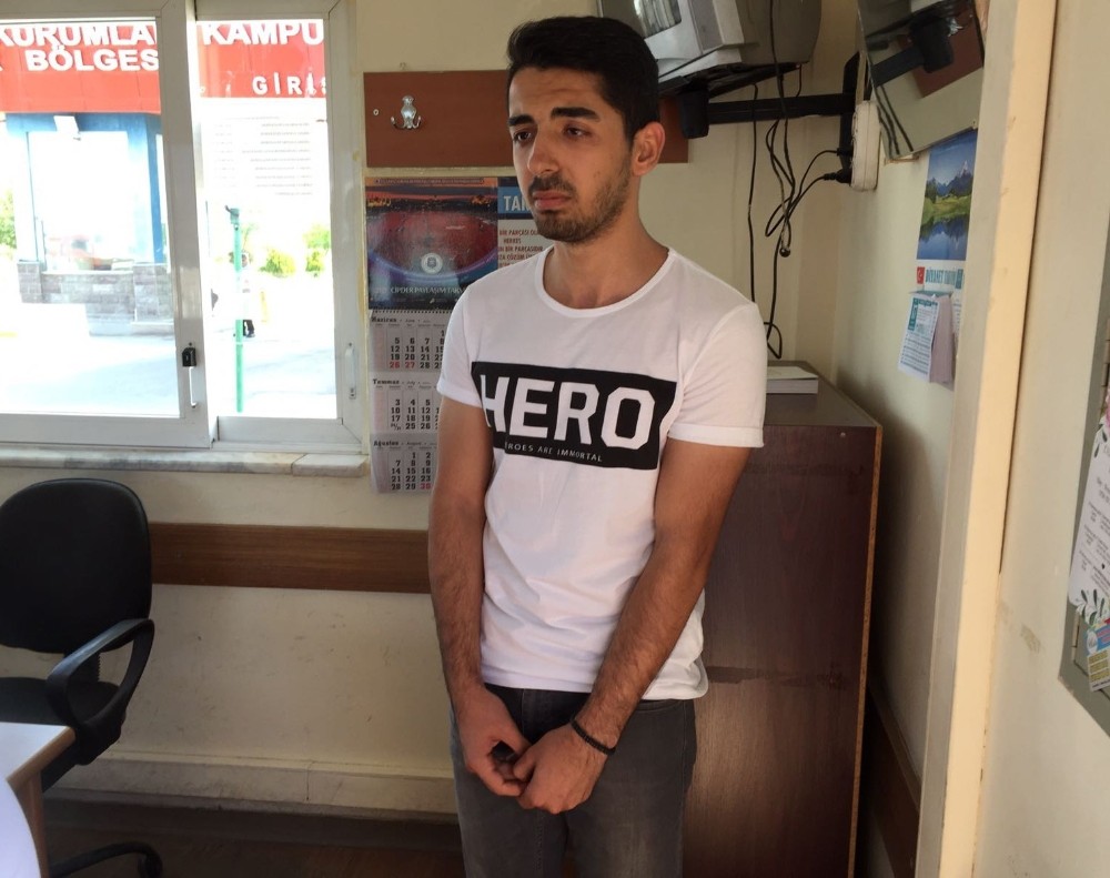 Sanık yakını “HERO” tişörtü ile davaya girmeye çalıştı