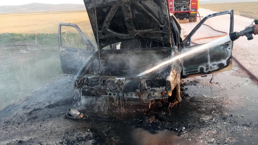Seyir halindeki tüplü otomobil alev topuna döndü