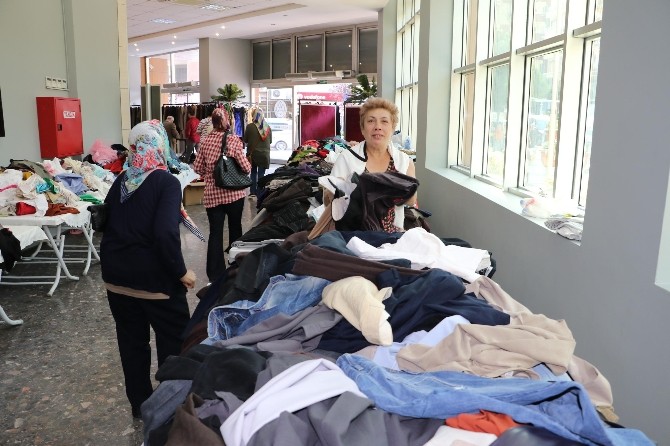 İkinci el kıyafetlerin geliri sokak hayvanlarına
