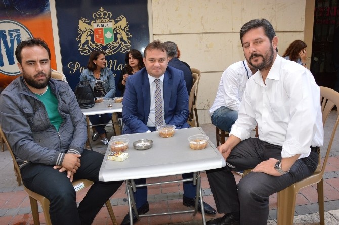 Manisalı esnaflardan aşure hayrı