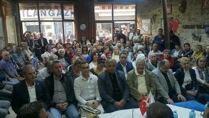 CHP’li Özgür Özel Foça’da sohbet toplantısına Katıldı