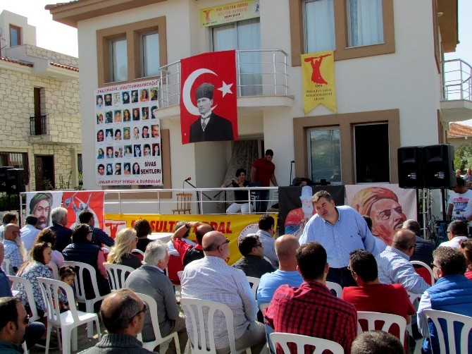Pir Sultan Derneği Çeşme’de bir ton aşure dağıttı
