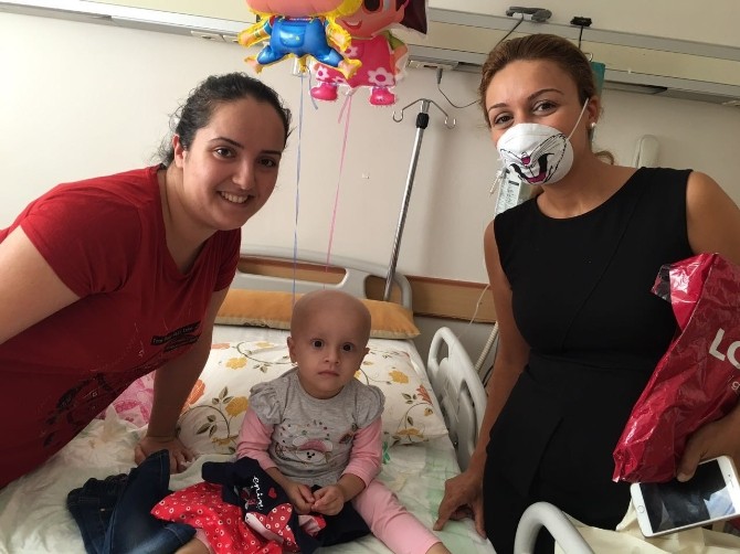 Kanser tedavisi gören miniklerin yüzünü güldüren hediye