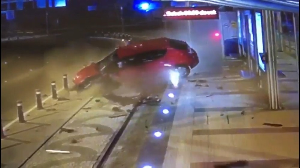 Hızını alamayan araç tramvay durağına çarptı