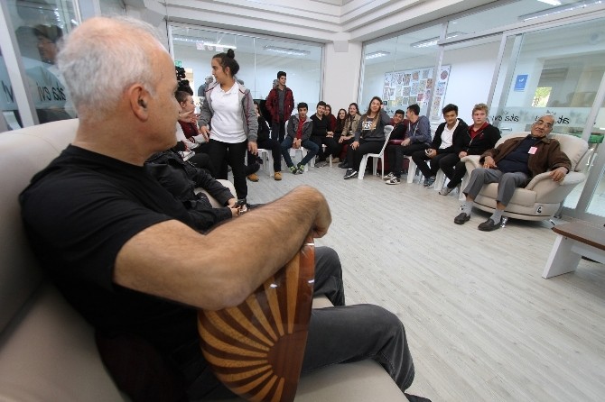 Lise öğrencileri Ata Evi sakinlerini duygulandırdı
