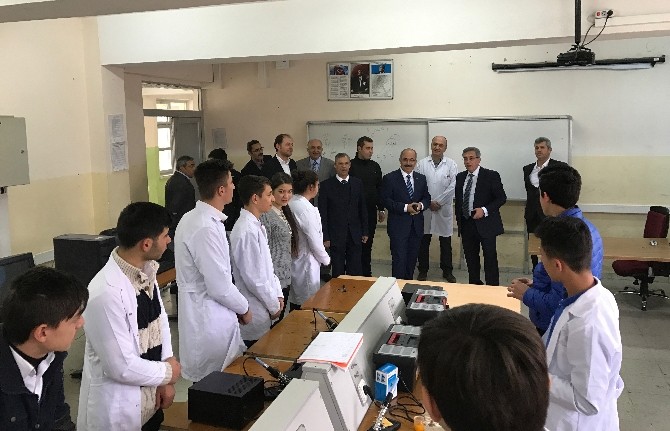Başkan Çetin öğrencilerin atölye çalışmasını inceledi