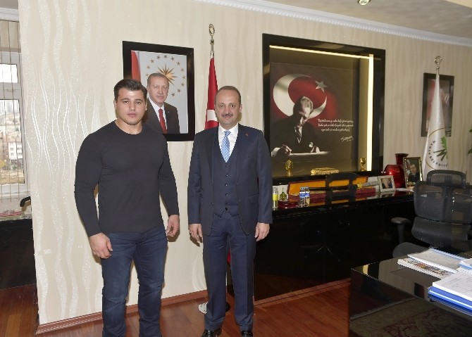Olimpiyat şampiyonu milli sporcudan Akgül’e ziyaret