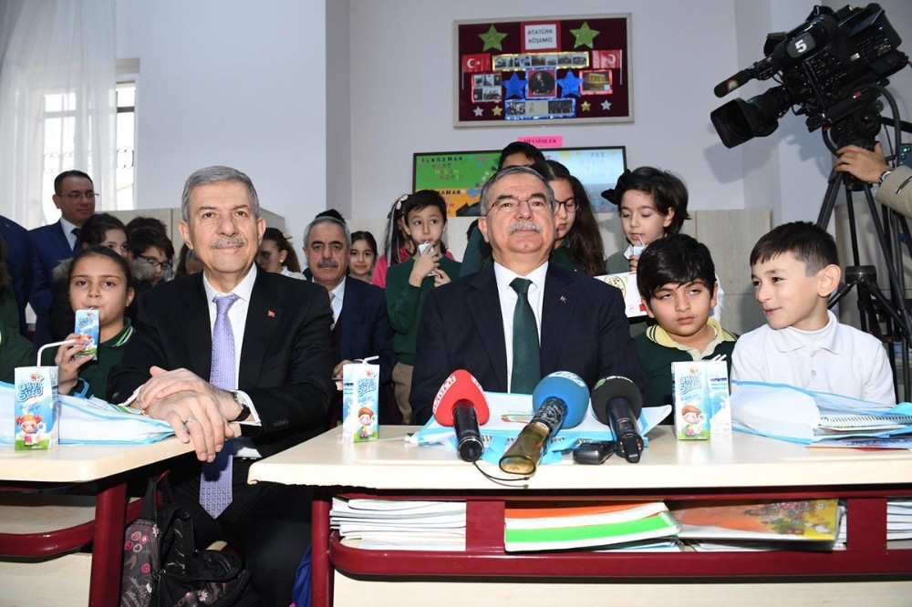 Bakan Demircan okulun ilk günü öğrencilerle bir araya geldi