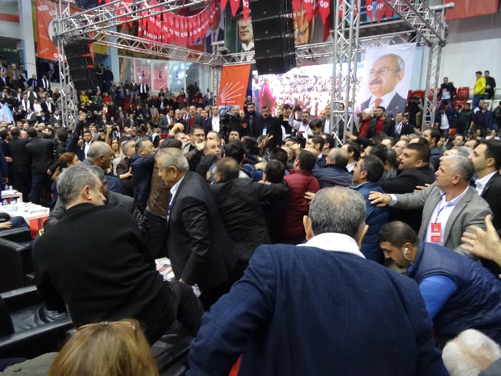 CHP İZMİR İL KONGRESİNDE KAVGA