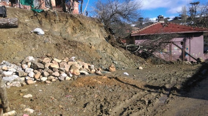 Heyelanın taşıdığı kayalar okuldaki oyun alanına düştü
