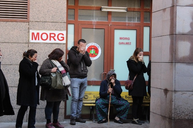 İzmir’de vahşi cinayete kurban giden ailenin cenazeleri yakınları tarafından alındı

