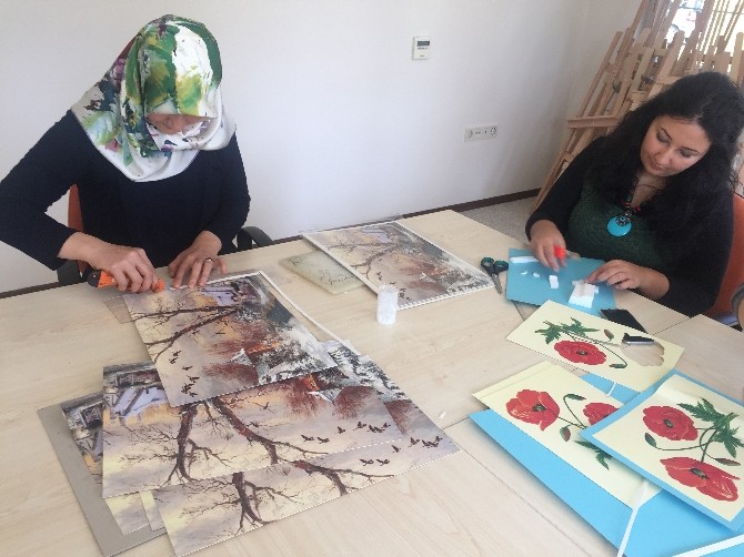 Hanımlar kağıt rölyef kursu sertifikası aldı
