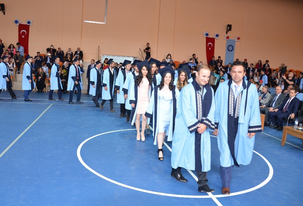 Gazili öğrencilerin mezuniyet sevinci