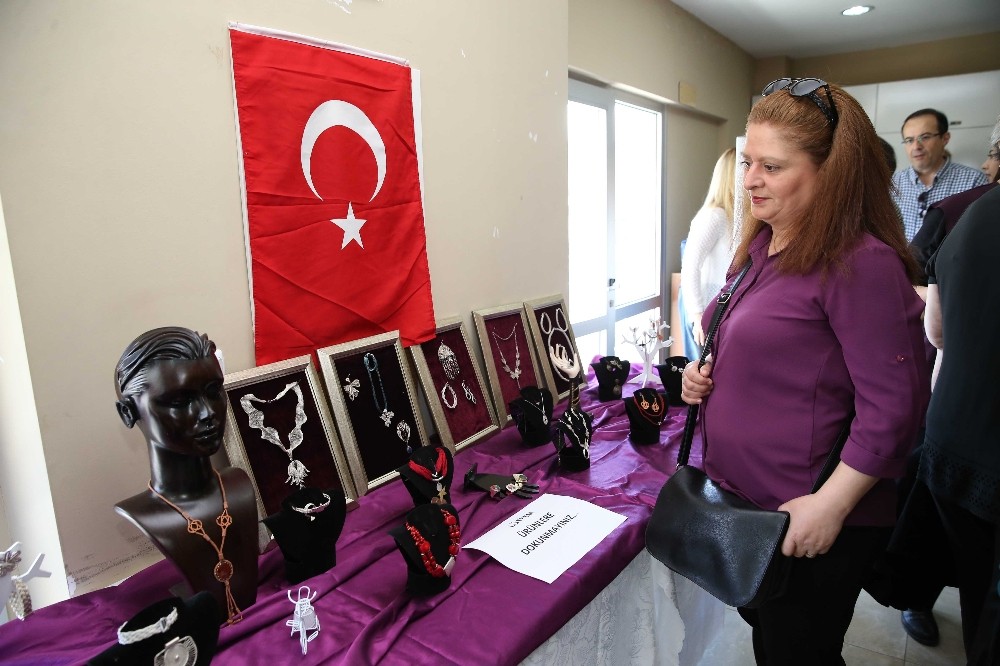Anneler yaptı, kızları tanıttı
