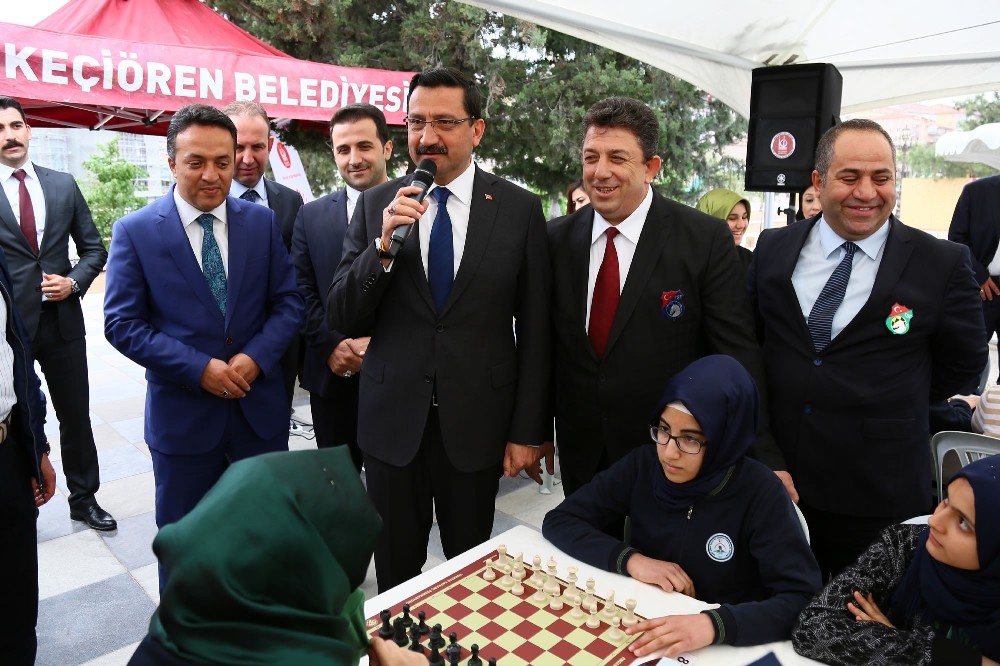 Keçiörenli gençler satranç tahtasında