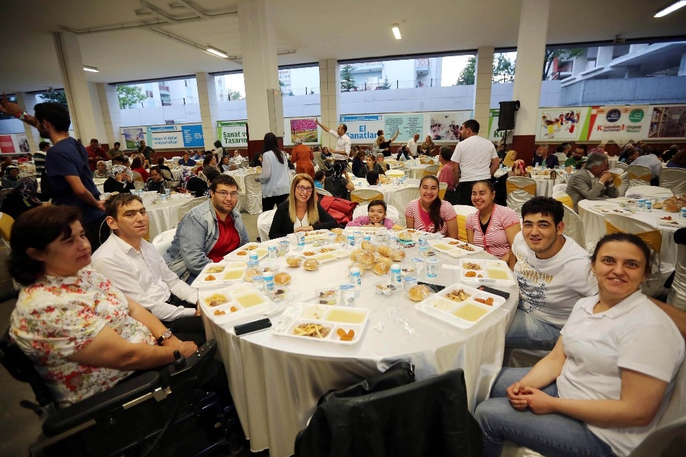 Engelliler Yenimahalle’de iftar yaptı