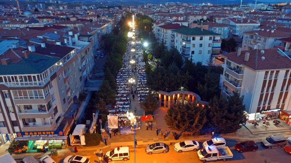 Gölbaşı Belediyesi’nin mahalle iftarları devam ediyor