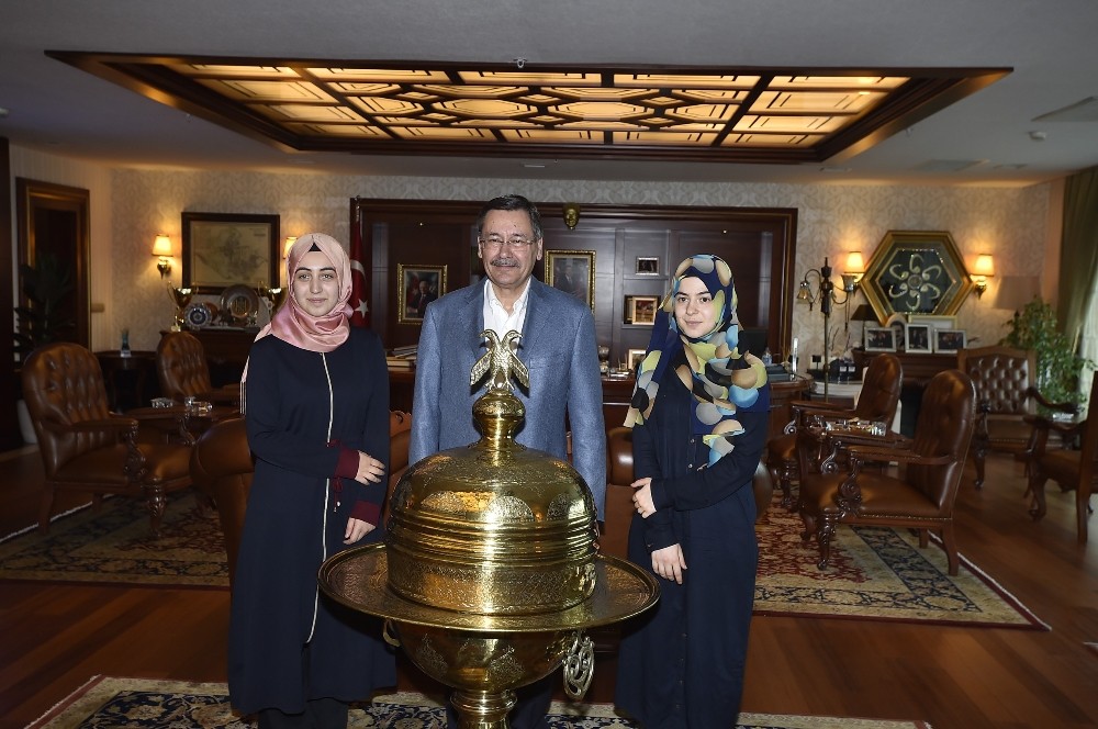 Başkan Gökçek, şampiyon öğrencileri kabul etti