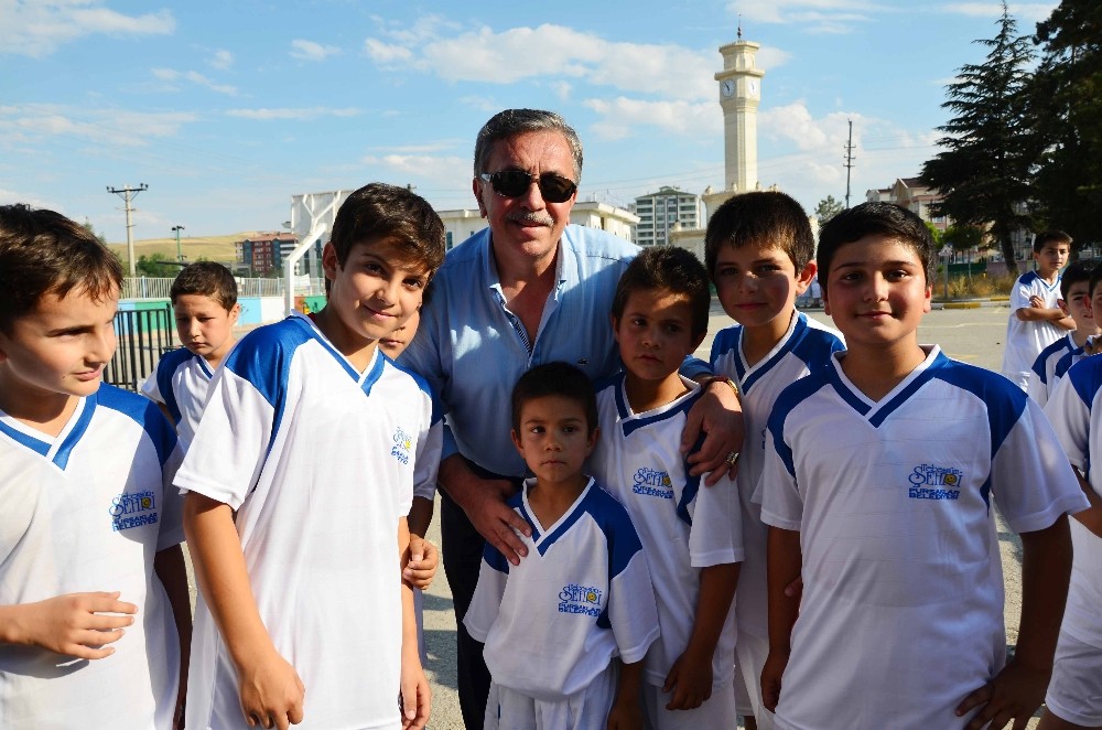 Başkan Çetin binlerce çocuğa spor malzemesi hediye etti