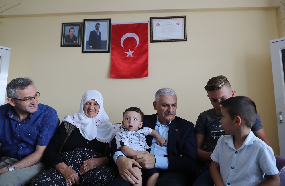 Başbakan Yıldırım’dan 15 Temmuz şehidi Samet Cantürk’ün ailesine taziye ziyareti