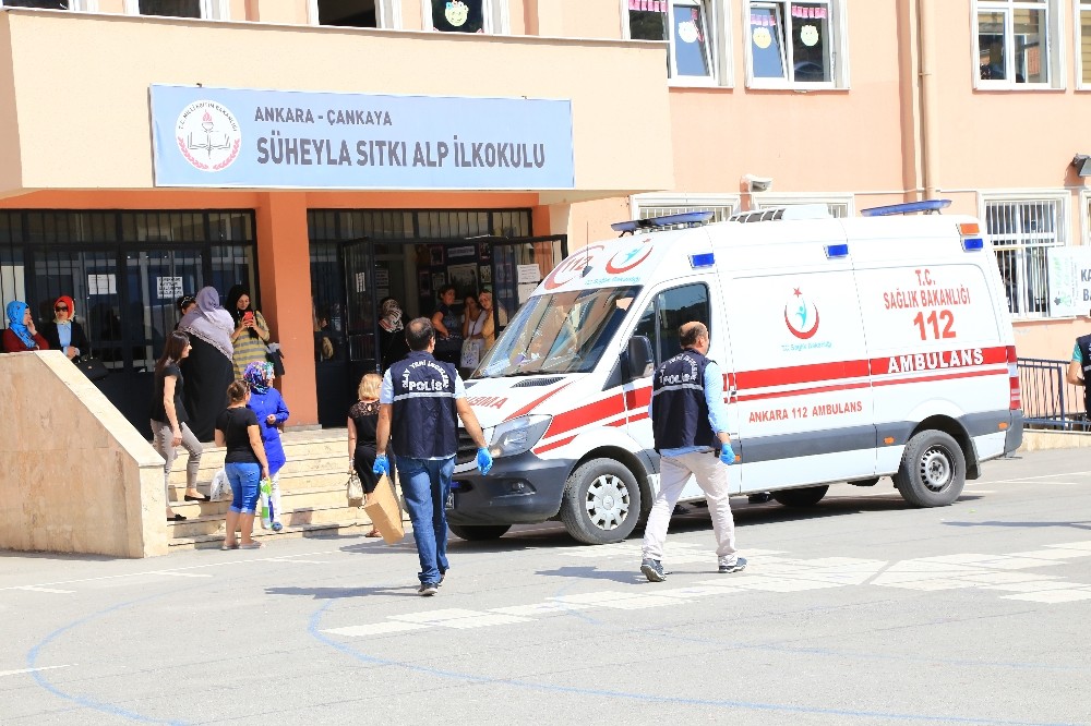 Sınıfın tavanı çöktü: 3 öğrenci hafif yaralandı