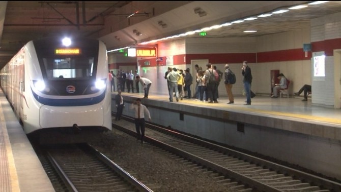 Trenin önüne atlayarak intihar etti
