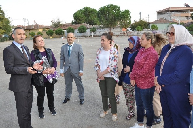 Kadın çiftçilere çiçek