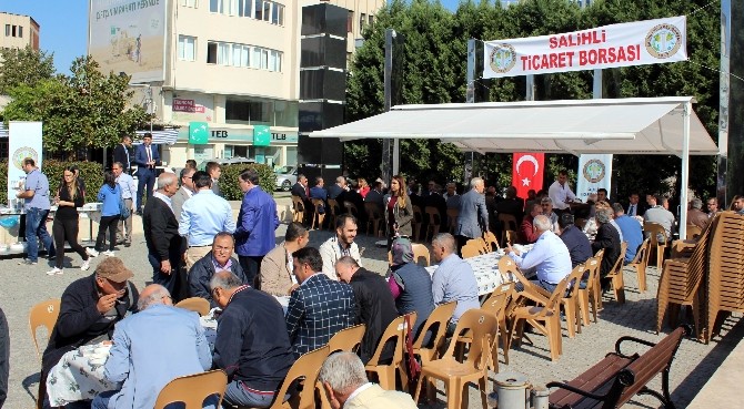 Salihli Ticaret Borsası’ndan geleneksel aşure ikramı