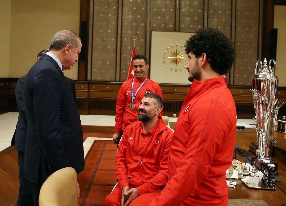 Cumhurbaşkanı Erdoğan, milli takımları kabul etti
