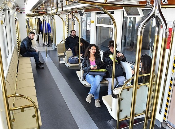 BU SABAH METROYA BİNEN İZMİRLİLERİ BİR SÜRPRİZ BEKLİYORDU!