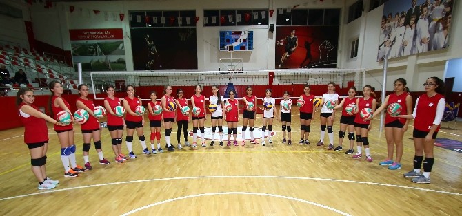 Bayraklı’nın voleybolcuları yarı finalde
