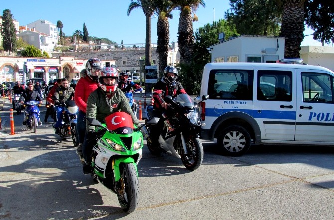 Çeşmeli motosiklet tutkunları, polis ve askeri ziyaret etti