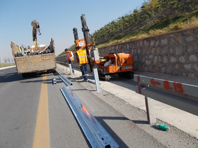 Zarar gören oto korkuluklar tamir ediliyor