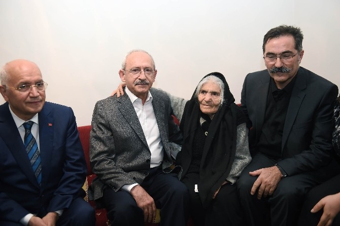 CHP Genel Başkanı Kılıçdaroğlu, Yarbay Ali Tatar’ın annesini ziyaret etti
