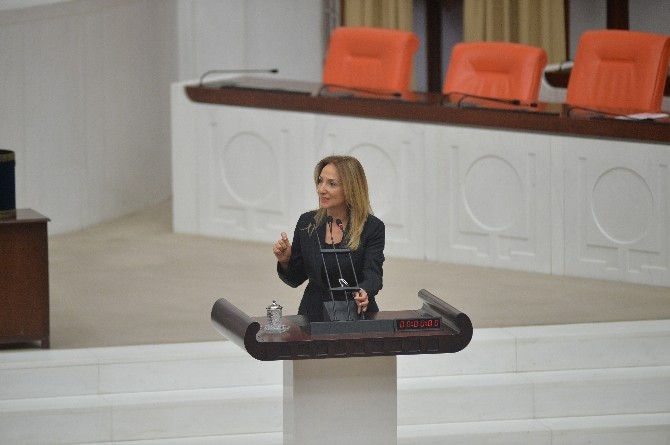 Bağımsız Ankara milletvekili Aylin Nazlıaka kendini kürsüye kelepçeledi