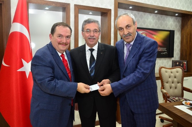 Başkan Çetin, yeni kimliğini aldı