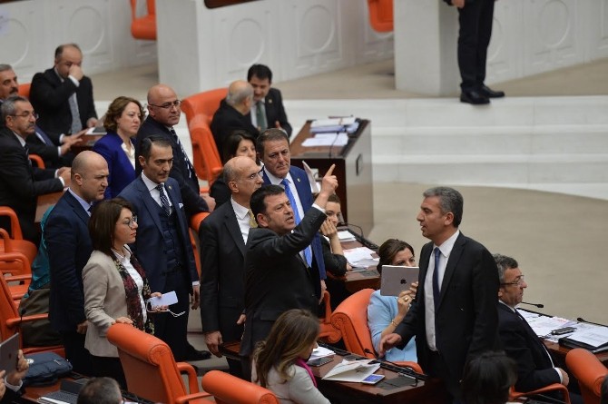 AK Parti ile CHP milletvekilleri arasında gerginlik
