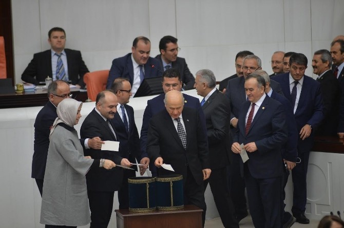 Anayasa değişiklik teklifinin ikinci turunda beşinci madde 342 oyla kabul edildi.
