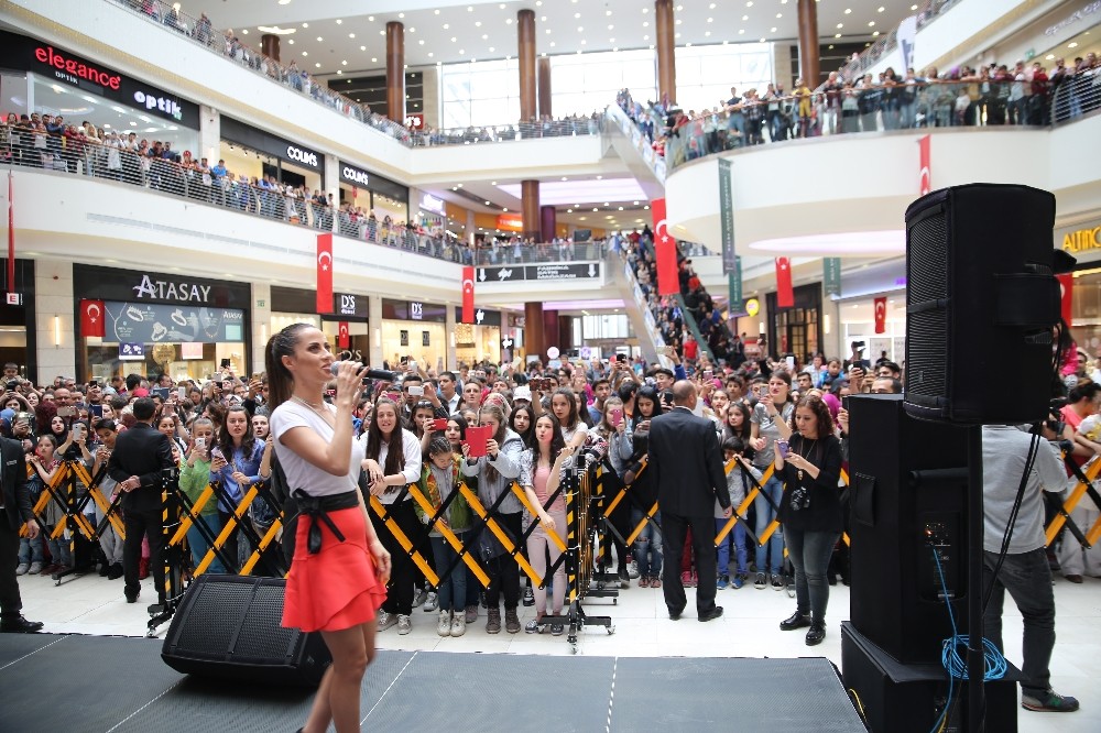 Ankara’da Derya Uluğ coşkusu