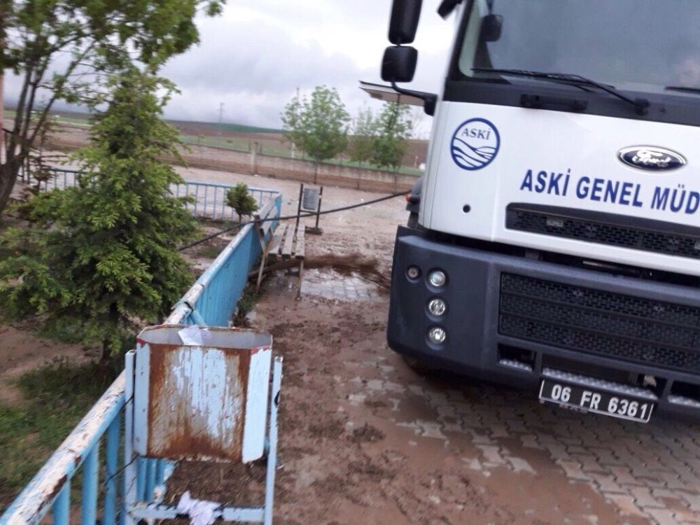 Ankara’da şiddetli yağmur hayatı olumsuz etkiledi