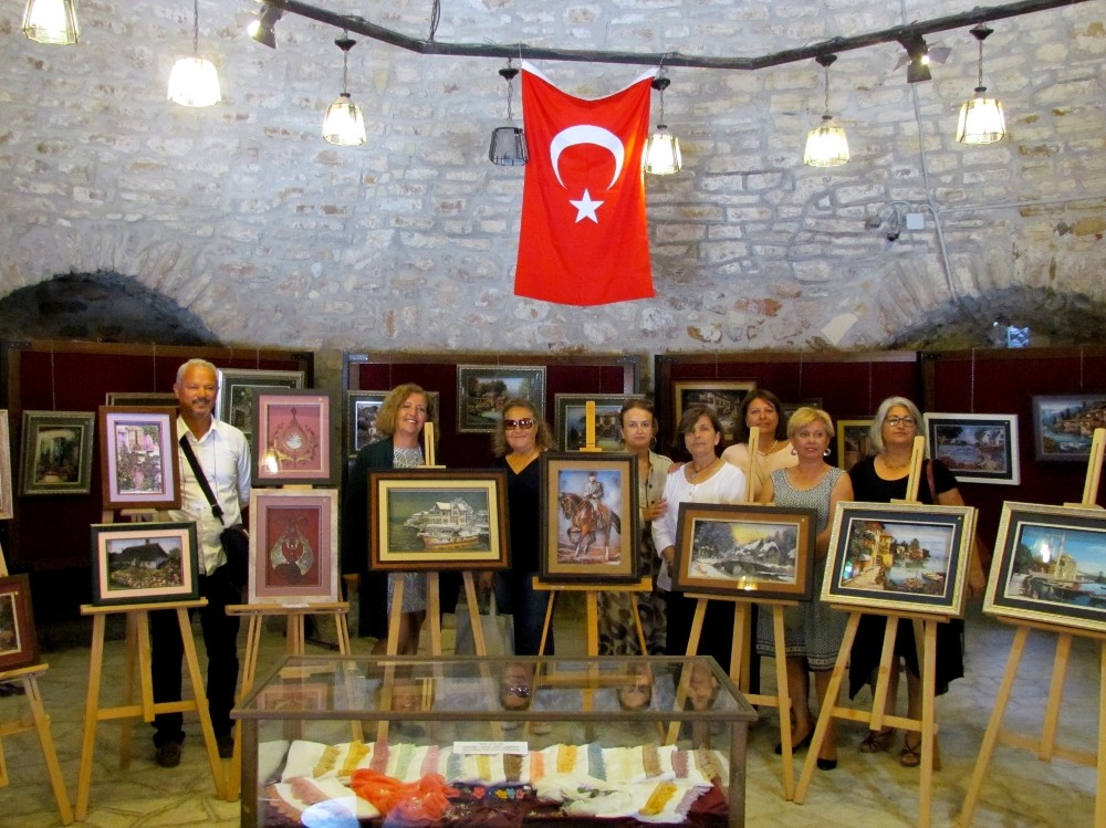 Çeşme Kalesi’nde kaat-ı sanatı ve iğne oyası sergisi