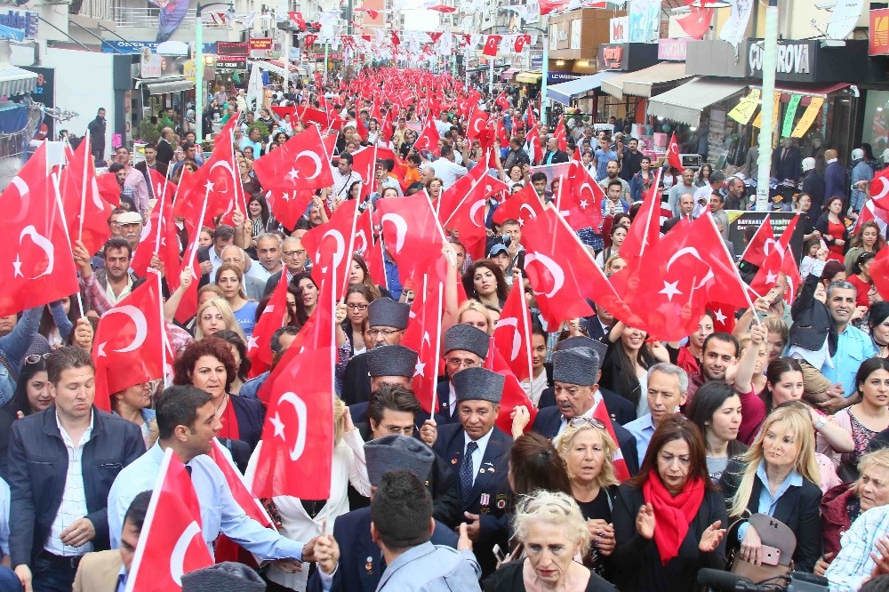 İzmir'i 19 Mayıs coşkusu sardı