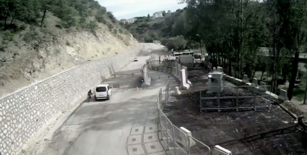 Polis noktasına yapılan intihar saldırısı güvenlik kameralarına yansıdı
