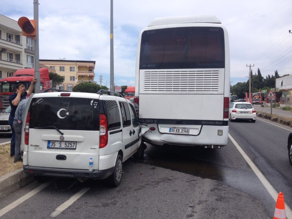Kamyonet ile otobüs çarpıştı: 4 yaralı