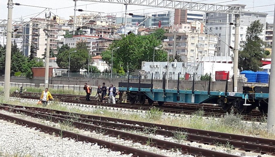 Vagonun üzerine çıkan çocuk elektrik akımına kapıldı