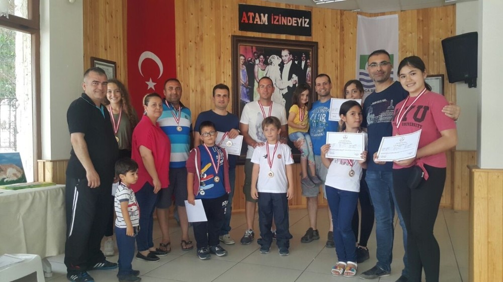 Foça’da karate kursu alanlara katılım belgesi